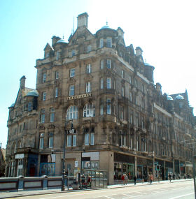 Carlton Hotel in Edinburgh located on North Bridge within 3 minutes walk from Princess Street